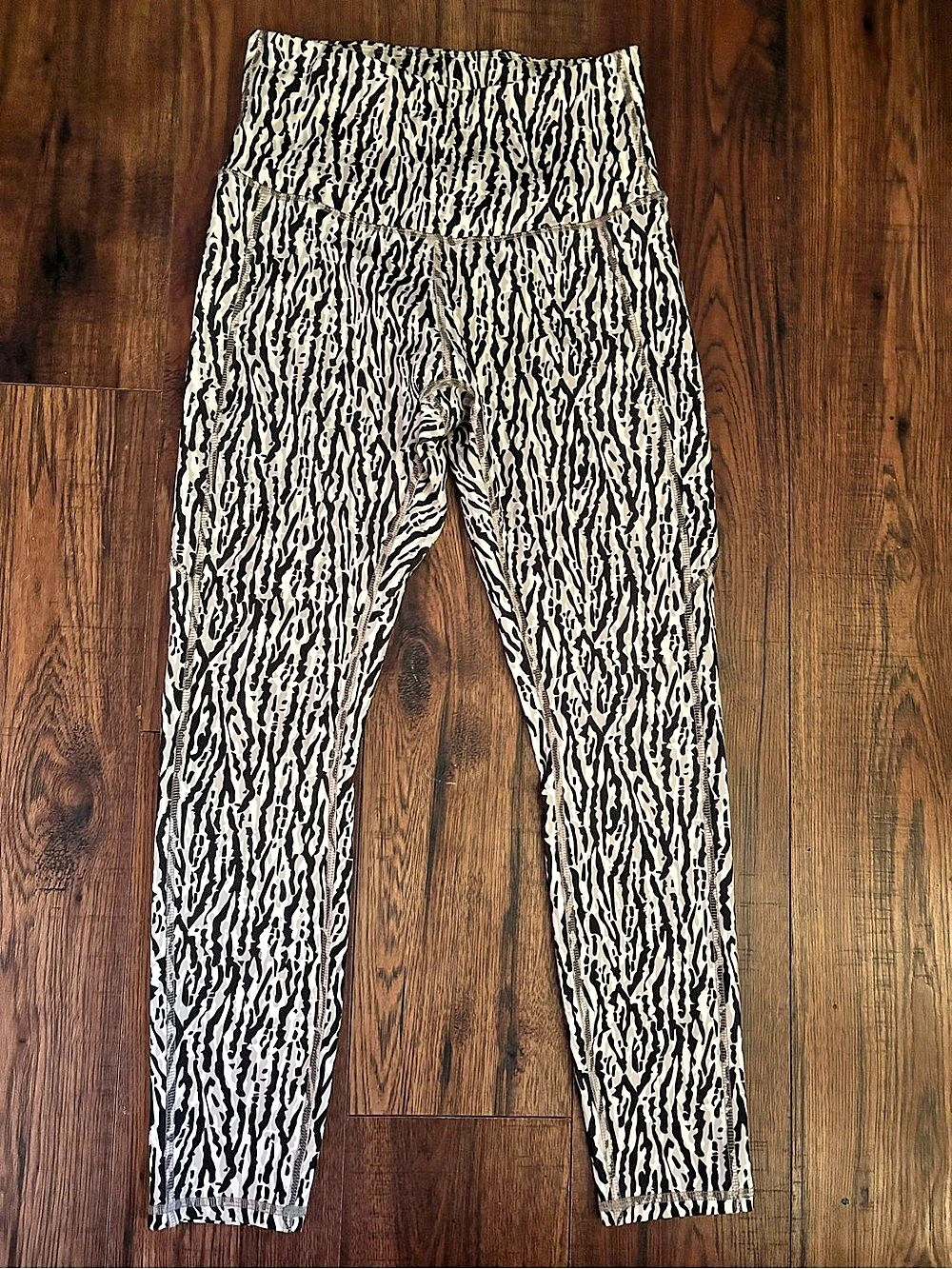 Alo Yoga Animal Print Leggings in Black & White Size Medium